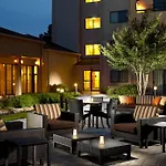 Courtyard By Marriott Airport Hotel