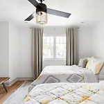 Brand New Luxury Near Downtown Holiday home *