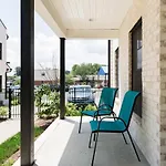 Brand New Luxury Near Downtown Holiday home