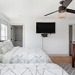Brand New Luxury Near Downtown Holiday home *