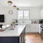 Brand New Luxury Near Downtown Holiday home