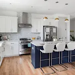 Holiday home Brand New Luxury Near Downtown