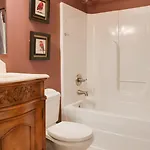 Vacation 5 Mins To Down Town 2 Bedrooms 2 Baths Garden Area Hot Tub Holiday home *