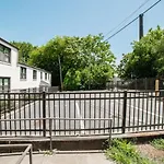 Special! 2 Queen Bedroom Condo Minutes To Broadway!