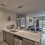 Modern Condo: 7 Mi To Downtown! Nashville