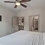 Modern Condo: 7 Mi To Downtown! Holiday home Nashville