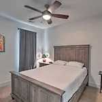 Modern Condo: 7 Mi To Downtown! Holiday home