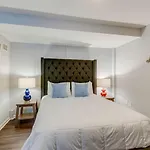 Fun Apartment Walk To Dinning -302