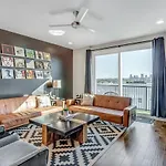 Holiday home Big New And Modern With Skyline View Mural And Ping Pong