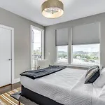 Holiday home Big New And Modern With Skyline View Mural And Ping Pong