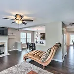 Spacious Nashville Townhome W\\/ Private Deck & Yard