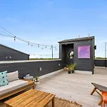 Vibrant Designer House With Roof Deck & Garage Near Dt