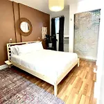City Skyline Views In A Great Neighborhood Apartment *