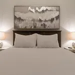 Single Story High End Condo In Elevator Building