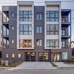 Single Story High End Condo In Elevator Building