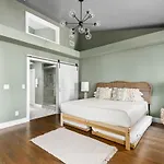 Vibe On Centennial W Garage And Billiards Holiday home *