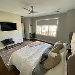 Modern Luxury Rooftop Deck, 3 Mi To Downtown Holiday home Nashville