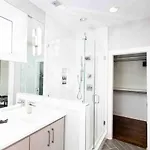 Modern Luxury Rooftop Deck, 3 Mi To Downtown *