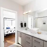 Holiday home Modern Luxury Rooftop Deck, 3 Mi To Downtown