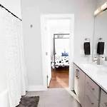 Holiday home Modern Luxury Rooftop Deck, 3 Mi To Downtown Nashville