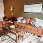 Rustic Chic - Boutique Luxe Stay Near Broadway