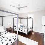 Holiday home Modern Luxury Rooftop Deck, 3 Mi To Downtown *