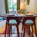 Vintage Vibes - Minutes From The Broadway Buzz Holiday home *