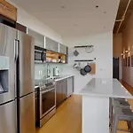Luxe Two Bedroom Penthouse With Skyline Views, Internet, Gym Holiday home