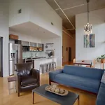 Luxe Two Bedroom Penthouse With Skyline Views, Internet, Gym Holiday home *