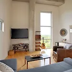 Luxe Two Bedroom Penthouse With Skyline Views, Internet, Gym Holiday home