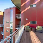 Holiday home Luxe Two Bedroom Penthouse With Skyline Views, Internet, Gym *
