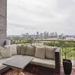 Luxe Two Bedroom Penthouse With Skyline Views, Internet, Gym Holiday home