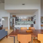 Luxe Two Bedroom Penthouse With Skyline Views, Internet, Gym Holiday home *