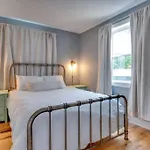 Hot Tub Getaway Close To Downtown! Holiday home *