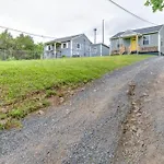 Hot Tub Getaway Close To Downtown! Holiday home