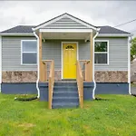 Hot Tub Getaway Close To Downtown! *