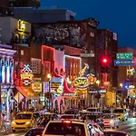 3 Miles To Downtown Broadway Bars - Walk To Coffee From