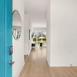 Trendy Spacious Condo, Walk To Coffee And Restaurants