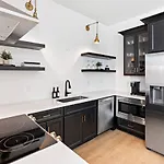 Spacious Modern 4 Bed 2 Bedroom Near Downtown