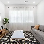 Apartment Near Downtown Broadway & Stadium With Free Parking