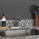 Chic East Nash - Walk To Restaurants Bars And Music Apartment