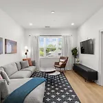 Chic And Cozy Designer 3 Miles To Downtown *