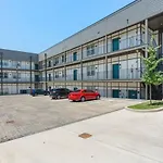 Chic And Cozy Designer 3 Miles To Downtown Apartment