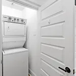 Cozy Modern Condo 4 Beds, 2 Bedrooms -Free Parking