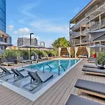 Huge Downtown Corner Unit- Pool-Gym-Walk 2 Broadway