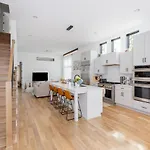 Extra Spacious 4 Bed / 4.5 Bath Music Row Holiday home *