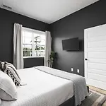 Comfy New 5 Bed 2 Bedroom Close To Downtown