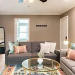 Apartment Downtown Condo, Walk To Broadway With Free Parking