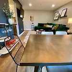 Apartment Walk To Downtown Broadway With Pool, Free Parking, And Gym *