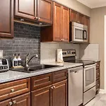 Downtown Condo, Walk To Broadway With Free Parking Apartment *